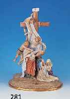 PORZELLANGRUPPE, SCHEIBE-ALSBACH, 20. JH., KREUZABNAHNME, BEMALT, UNTERSCHENKEL DES CHRISTUS FEHLT, H. 60 CM, B. 38 CM