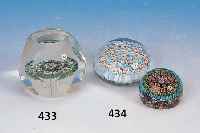PAPERWEIGHT, ST. LOUIS, UM 1910, FARBLOSES FACETTIERTES GLAS, BUNTE MILLEFIORIEINSCHMEL- ZUNGEN, H. CA. 7,5 CM