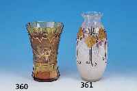 VASE, FRANKREICH, SIGN. LEGRAS, UM 1910, SCHICHTGLAS MIT OPAK-WEIßEN EINSCHMELZUNGEN, BUNTE STILISIERT-FLORALE BEMALUNG, H. CA. 25 CM