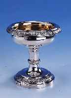 KL. FUßANBIETSCHALE, ÖSTERREICH/UNGARN (WOHL TIRNAU) UM 1800, 13-LöTIGES SILBER, INNEN- VERGOLDET, NODUS MIT RILLENDEKOR, RäNDER MIT ...