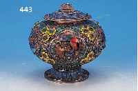 DECKELGEFäß, CHINA, 30ER JAHRE, SILBER, AUFGELEGTE DRäHTE IN FILIGRANARBEIT, REICH BUNT Z.T. VERLAUFEND EMAILLIERT, H. CA. 13 CM