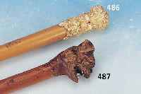 SPAZIERSTOCK, DEUTSCH, UM 1890-1900, BUCHE, KNAUF GESCHNITZT IN FORM EINES HUNDEKOPFES, MIT EINGESETZTEN GLASAUGEN UND BEINZäHNEN, ...
