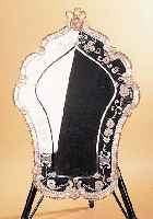 WANDSPIEGEL, MURANO/ITALIEN, 50ER JAHRE, FACETTIERTES GLAS, RAND FLORAL GESCHLIFFEN MITAUFGELEGTEM WELLENDEKOR, GOLDSTAFFAGE, APPLI- ZIERTE ...