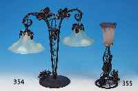 TISCHLAMPE, FRANKREICH, 20ER JAHRE, SCHIRM PATE-DE-VERRE MIT VIOLETTEN UND ORANGE-FARBENEN EINPUDERUNGEN, SCHMIEDEEISERNER FUß SEK., ...