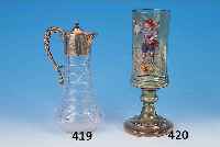 KARAFFE, ENGLAND, UM 1900, FARBLOSER GLAS- KORPUS, REICH GESCHNITTEN UND GESCHLIFFEN, METALLMONTIERUNG REICH ZISELIERT, H. CA. 26 CM