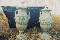 Paar Gartenvasen, 20. Jh., grüngeäderter Marmor gehauen, prunkvoll gearbeitet mit um- laufendem Trauben- und Blattdekor, H. je ca. 163 cm