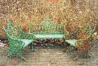 Gartengarnitur, England, um 1900, Gußeisen in reicher Durchbrucharbeit, Reste alter grüner Fassung, orig. Lattung, bestehend aus Bank und ...