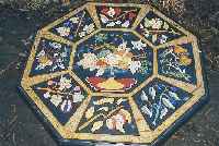 Pietra-Dura-Tisch, Italien, 20. Jh., farboge florale Intarsien aus versch. Halb- edelsteinen wie Lapislazuli, Karneol, Fluß- spat, ...