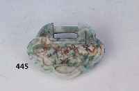 ANHäNGER, UM 1900, JADE, IN FORM EINES SCHLOSSES, GRüN/APFELGRüN, CA. 5,5 X 7 CM, MIN. ALTERSSP., BEISEITIG GESCHNITTEN FLORAL U. ...