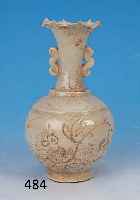 HENKELVASE, CHINA, YüAN, UM 1282-1466, FEINZEUG, GERITZTER FLORALER DEKOR, AUSGE- ZOGENER OBERER RAND, H. 18 CM