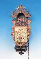 FRIESISCHE STUHLCLOCK, NEUZEITLICH, BEMALTE WANDHALTERUNG FüR UHR, FLANKIERT VON MEER- JUNGFRAUEN, GIEBELBEKRöNUNG BLEIORNAMENTIK MIT ...