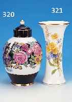 DECKELVASE, FRAUREUTH KUNSTABTEILUNG, UM 1910, PORZELLAN, BUNT FLORAL BEMALT, TEILS SCHWARZ GLASIERT, GOLDSTAFFAGE LEICHT BE- RIEBEN, H. ...