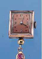 AVALON BROSCHEN/ANHäNGEUHR, SCHWEIZ/USA UM 1940, RG/GG 585/000, BROSCHE WOHL HANDARBEIT, 4 RUBINE (1X L. BESCH.), BOMB. MINERALGL., KUPFERFARB. ...