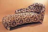 CHAISELONGUE, ITALIEN OD. FRANKREICH, 60ER J., WEIß GEFASSTES HOLZGESTELL MIT RELIEF- BESTICKTEM BEZUG, CA. 83 X 194 X 80 CM