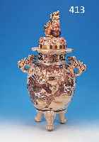 DECKELVASE, JAPAN, SATSUMA, UM 1900, FEINSTEINGUT, REICH BUNT BEMALT MIT KäMPFENDEN SAMURAI, PLASTISCHE DECKELBEKRö- NUNG UND ...