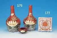 VASENPAAR UND KLEINE SCHALE, P.A. WRANITZKY BöHMEN, UM 1910-20, TON, BUNT BEMALT MIT SEEROSEN, H. CA. 28 CM BZW. 6 CM