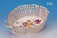 ZIERSCHALE, THüRINGEN, UM 1890, PORZELLAN, IN REICHER DURCHBRUCHARBEIT, INNEN BUNTE BLUMENBEMALUNG, GOLDSTAFFAGE, CA. 7 X 22 X 17 CM