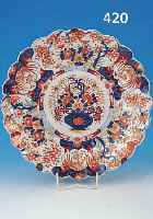 GROßER TELLER JAPAN, IMARI, UM 1900, PORZELLAN, REICH BEMALT IN BLAU, ROT UND GRüN, GOLDSTAFFAGE BERIEBEN, D. CA. 42 CM