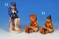 PORZELLANFIGUR, ROYAL COPENHAGEN, 20ER J., 2. WAHL, BUNTE BEMALUNG, SITZENDER JUNGE BEIM ZUSPITZEN EINES STOCKES MIT EINEM MESSER,H. CA. 20 CM