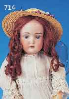 PORZELLANKOPFPUPPE, DEUTSCH, UM 1910-15, BLAUE SCHLAFAUGEN, OFFENER MUND MIT VIER ZäHNEN OBEN, BRAUNE KUNSTHAARPERüCKE, MISCH- ...