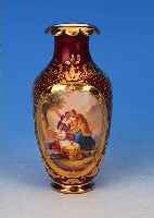 VASE, KPM, UM 1900, PORZELLAN, PURPURFARBE- NER FOND, IN KARTUSCHE FEINE BUNTE BEMALUNG, MYTHOLOGISCHE SZENE, REICHE TEILRELIEFIERTE GOLDSTAFFAGE ...