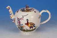 TEEKANNE, MEISSEN, UM 1750, PORZELLAN, FEINEBUNTE BEMALUNG VON EXOTISCHEN VöGELN UND IN- SEKTEN, AUF DEM DECKEL APPLIZ. VOLLPLASTISCHE BLüTE ...