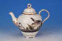 TEEKANNE, MEISSEN, UM 1860-80, PORZELLAN, SCHWANENDEKOR, TEILRELIEFIERT U. BUNT BEMALT, SCHWäNE U. WASSERVöGEL IM SCHILF, GOLDSTAF- FAGE, 17 CM