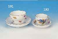 MOKKATASSE MIT UNTERTASSE, MEISSEN, 20. JH., PORZELLAN, QUALITäTVOLLE BUNTE BEMALUNG, BLU-MENBOUQUETS, STREUBLüMCHEN U. SCHMETTERLINGE, ...