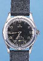 OMEGA HERRENARMBANDUHR, REF.-NR. 2450/1, SCHWEIZ UM 1947, EDELST., BODEN GESCHR., SCHW.BLATT FL., 15 ST., HANDAUFZUG KAL. 26,5T3, SCHR.-UNR., ...
