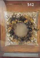 BRAUTKRONE, SüDDEUTSCH, UM 1900, FEINE FILI-GRANARBEIT AUS PAPIER, STOFF UND METALL, AUF FEIN BESTICKTEM SEIDENKISSEN, IM SCHAUKASTEN, CA. 13 X 40 ...