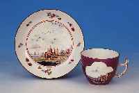 TASSE MIT UNTERTASSE, MEISSEN, UM 1730, PORZELLAN, PURPURFARBENER FOND, IN KARTUSCHEN FEINE BUNTE BEMALUNG, UFERLANDSCHAFTEN MIT BURGEN, ...