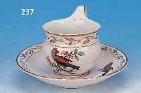 TASSE MIT UNTERTASSE, MEISSEN, MARCOLINI, UM 1774, PORZELLAN, BUNTE QUALITäTVOLLE BEMA- LUNG, EXOTISCHE VöGEL, GOLDSTAFFAGE IN FORM VON ...