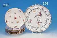 ZIERTELLER, MEISSEN, UM 1730, IM STIL VON CAPODIMONTE, PORZELLAN, RAND FLORAL TEILRELIE-FIERT, BUNTE BEMALUNG VON STIEFMüTTERCHEN U. ...