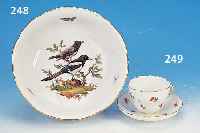TASSE MIT UNTERTASSE, MEISSEN, UM 1860/80, PORZELLAN, FEINE BUNTE BEMALUNG VON STREU- BLüMCHEN, GOLDSTAFFAGE, L. BER., H. 6,5 CM, D. 8,5 CM