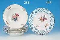 TELLER, MEISSEN, UM 1750, PORZELLAN, TEIL- RELIEFIERTER KORBMUSTERDEKOR, RAND IN DURCH- BRUCHARBEIT, FEINE BUNTE BEMALUNG, BOUQUETS ...