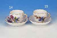 MOKKATASSE UND UNTERTASSE, MEISSEN, 20. JH., PORZELLAN, FEINE BUNTE BEMALUNG, BLUMENBOU- QUET U. STREUBLüMCHEN, GOLDRäNDER, TASSENH. 5 CM, D. ...