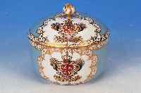 ZUCKERSCHALE MIT DECKEL, MEISSEN, UM 1860, PORZELLAN, HELLBLAUER FOND, FEINE BUNTE BE- MALUNG, IN DREI KARTUSCHEN QUALITäTVOLLE WAP- PENMALEREI, ...
