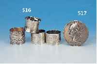 VIER SERVIETTENRINGE, UM 1900, 3 X 800ER SILBER, 1 X VERSILBERT: 1 X MIT GRAVIERTER ROCAILLE, 1 X MIT RELIEFIERTEM JUGENDSTIL- DEKOR, 2 X ...