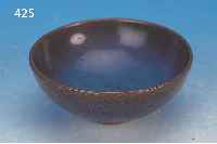 SCHALE, CHINA, SONG-DYNASTIE, 12. JH., STEINZEUG, BLAU-BRAUNE GLASUR, D. 11 CM, H. 5 CM, KLEINER STANDFUß