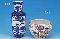 VASE, CHINA, UM 1910, PORZELLAN, REICHE FIGURENSTAFFAGE, IM BRAND VERZOGEN BZW. HERSTELLUNGSFEHLER, H. 34.5CM