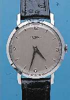 UNIVERSAL GENEVE HERRENARMBANDUHR, SCHWEIZ UM 1948, METALL 2. GEH. HARTVERCHR., BODEN U. GLASRAND GEDR., BLATT REST., RUNDANKERW., 15 ST., ...