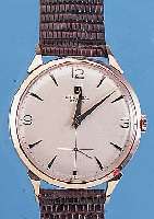 UNIVERSAL GENEVE HERRENARMBANDUHR, SCHWEIZ UM 1962, NEUTR. RG 750/000 2.GEH., BODEN U. GLASR. GEDR., 17 ST., RUNDANKERW., KAL. 1200, HANDAUFZ., ...