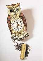 WANDUHR SCHILD IN FORM EINER EULE, SOGEN. AUGENWENDER, 1-TAGESWERK, HOLZ LACKIERT, HAR- KENHEMMUNG M. SEKLETT. WERK, DEUTSCHLAND UM 1950, H. CA. ...
