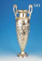 GROßE VASE, DEUTSCH, DATIERT 1910, KUPFER REICH RELIEFIERT MIT ANTIKEN MOTIVEN, SILBERFABEN GEFAßT, BERIEBEN, MIT INSCHRIFT: 5. PREIS ...