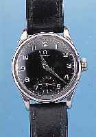 OMEGA HERRENARMBANDUHR MILLITARY, REF.-NR. 9828368, SCHWEIZ UM 1945, EDELST., SCHR.-BODENSCHW. KONTRASTZIFFERBL., UHR WURDE ZIVIL GE- NUTZT, ...