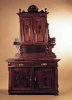 AUFSATZBUFFET, DEUTSCH, UM 1890-1900, NUßBAUM FURNIERT, GEDRECHSELTE SäULEN, OBERTEIL MIT AUFGELEGTEN SCHNITZEREIEN UND ...