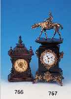 TISCHUHR, FRANKREICH, UM 1900, SCHWARZES SCHIEFERGEHäUSE MIT MESSINGGUßAPPLIKATIONEN, IM GIEBEL REITER, GLASDECKEL EMAILZIFFERBLATT MIT ...