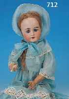 PORZELLANKOPFPUPPE, AICH & MöCHLING, ÖSTERR., UM 1904/08, BLAUE PAPERWEIGHTAUGEN, OFFENER MUND, VIER ZäHNE OBEN, BLONDE ECHTHAARPERüCKE,FRANZ. ...