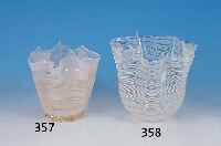 TASCHENTUCHVASE, VENINI, UM 1950, FARBLOSES GLAS, WEIßER STREIFENDEKOR, H. 15CM,AM BODEN MIT GOLDSTAUBEINPUDERUNGEN, L. AL- TERSSP.