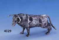 SKULPTUR: STIER, 925ER SILBER MASSIV, NATURALIST. AUSFüHRUNG, UNIKAT, MONOGR. A.C. =ARMANDO CARMONA, KüNSTLERENTWURF, CA. 950 G, 2 ...
